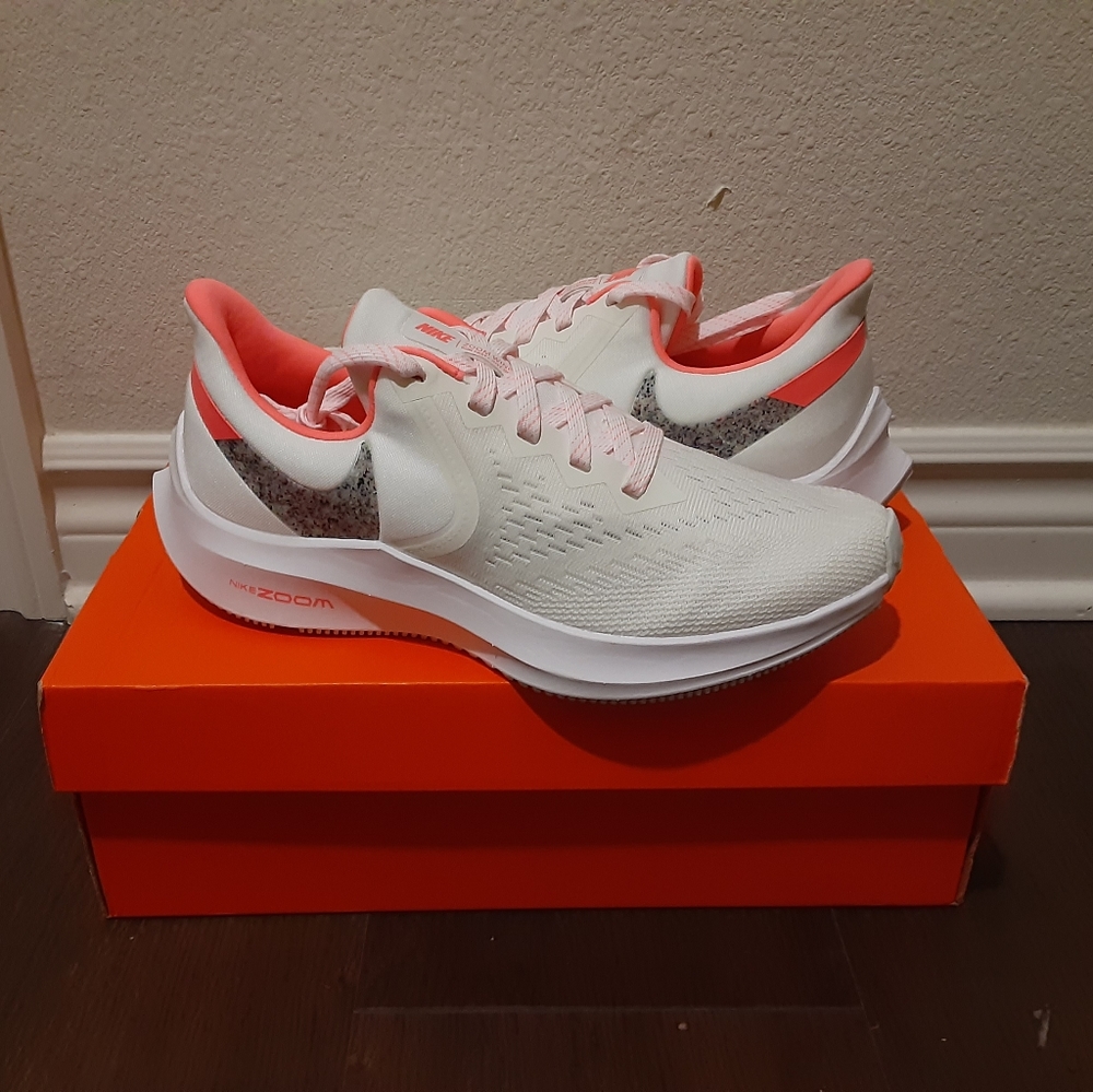 Nike - Picture 3 of 4